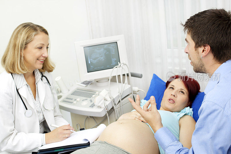 怀孕的女人和她的男人正在做超声波检查