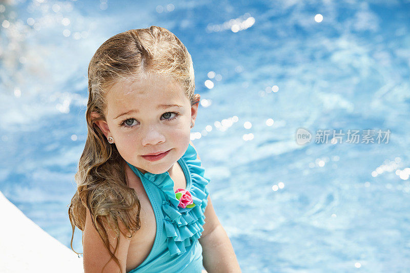 小女孩坐在泳池边