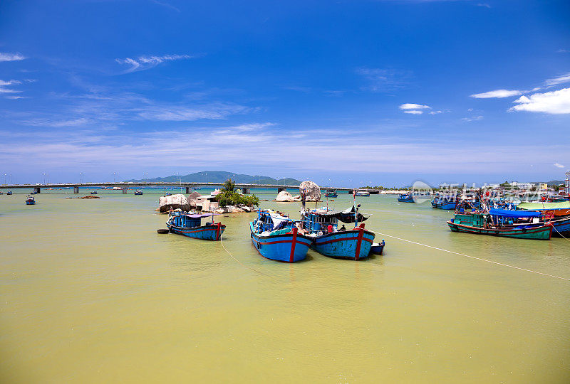 越南芽庄港的渔船