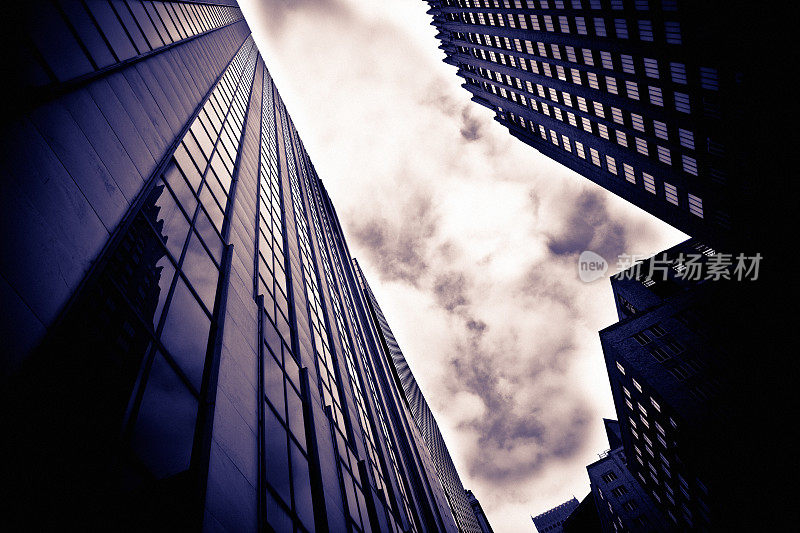 摩天大楼金融区，黑暗的穆迪天空，色调