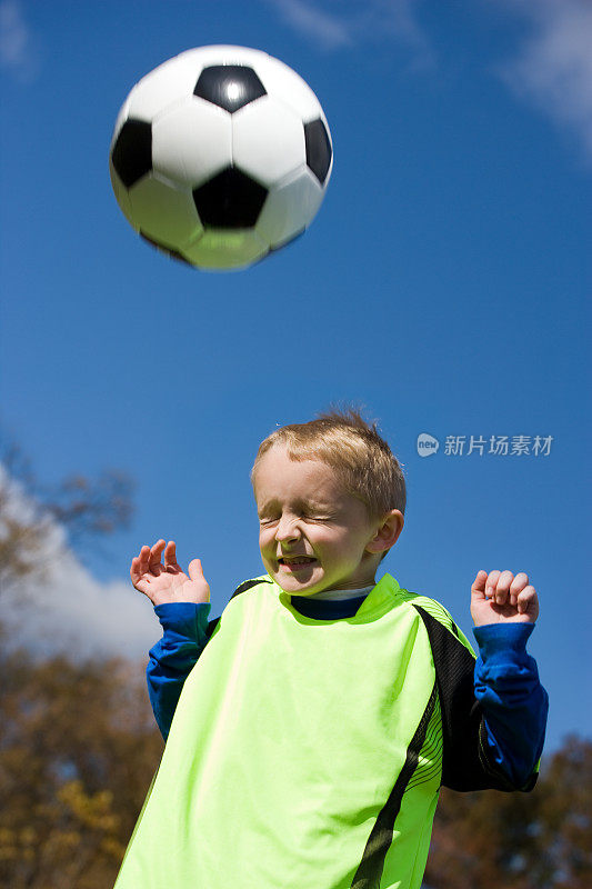 年轻的足球运动员头球