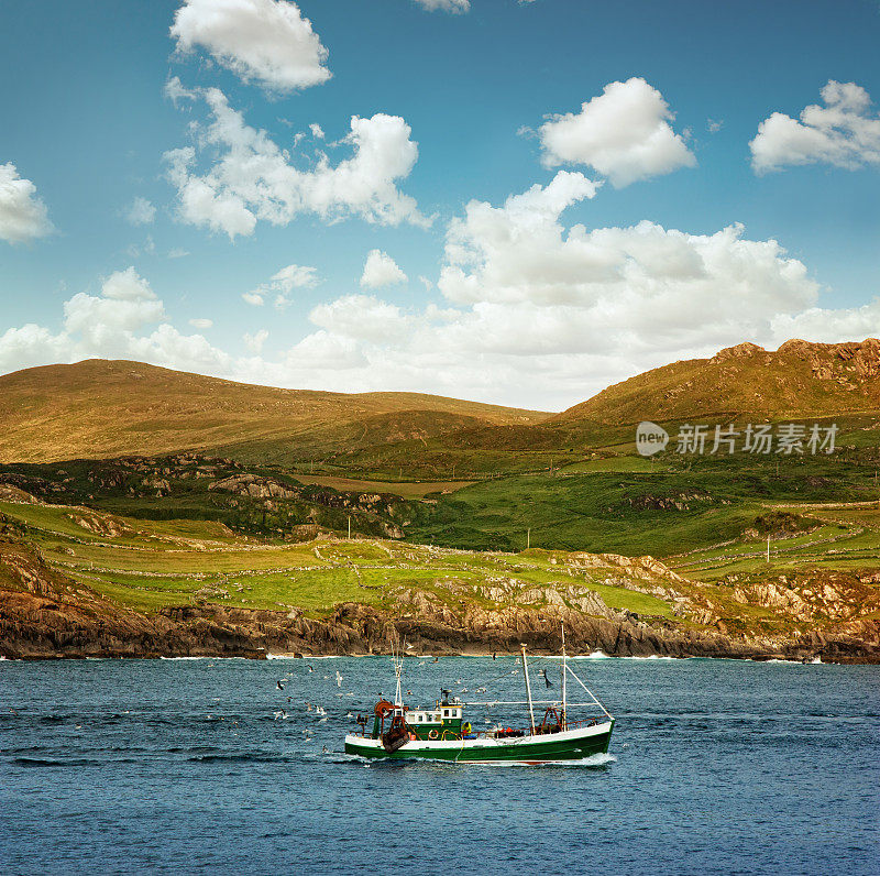 在大西洋爱尔兰海岸巡视一艘小渔船