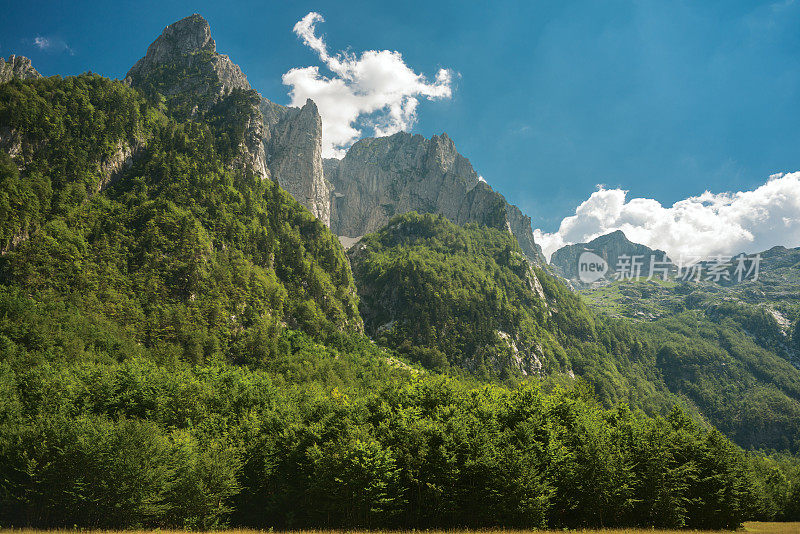 景物和群山的全景