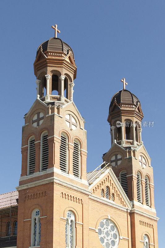 经典教堂与双尖顶，尖塔