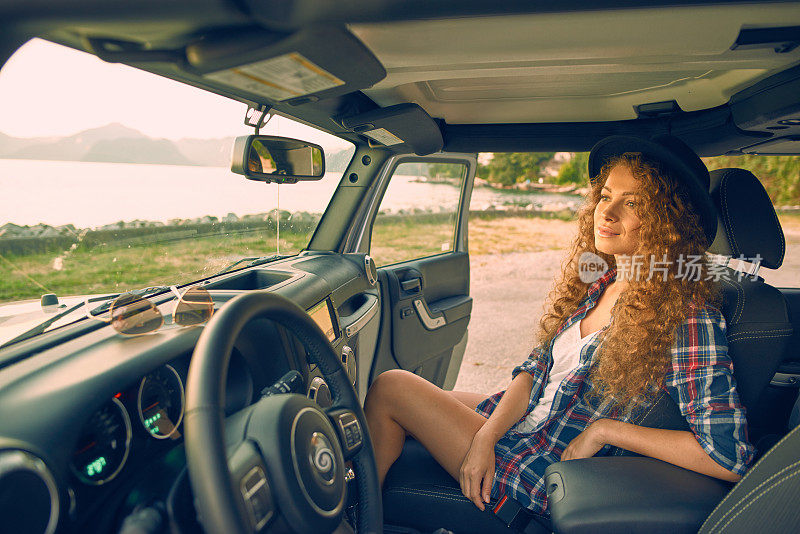 年轻漂亮的女人开着越野车