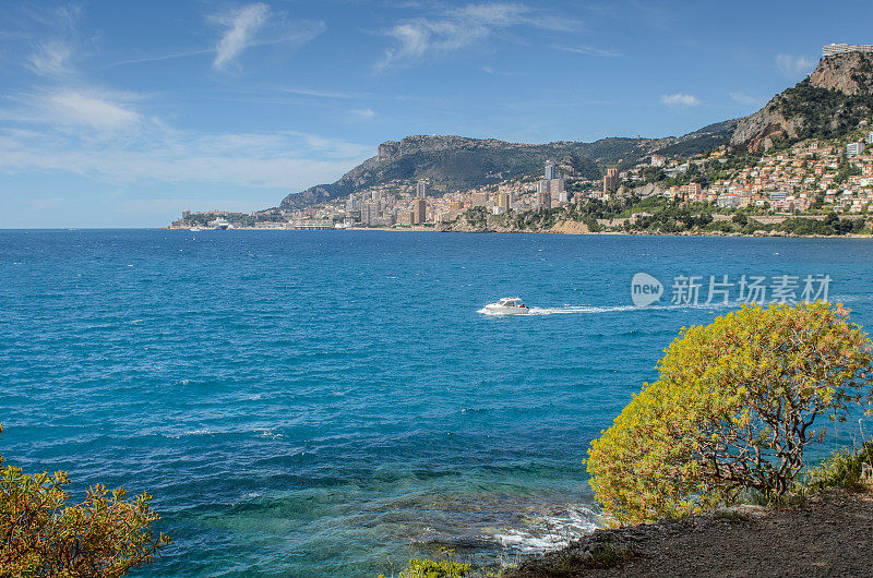 从Roquebrune-Cap-Martin海滩看摩纳哥