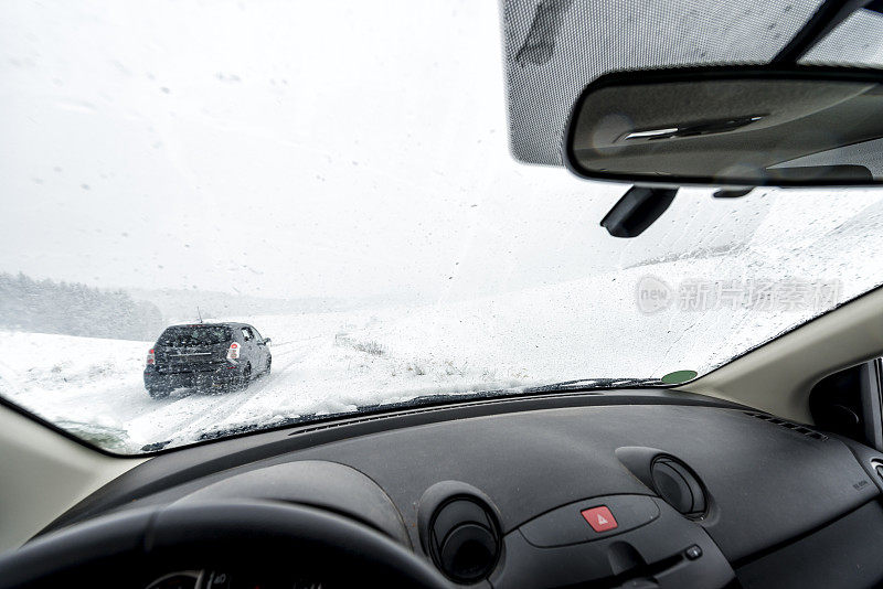 降雪,乡间小路开车