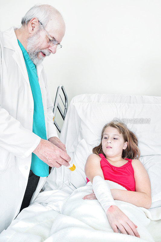 医生给小女孩看她的药