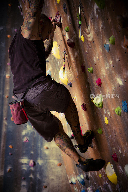一个运动员在攀岩墙上攀岩