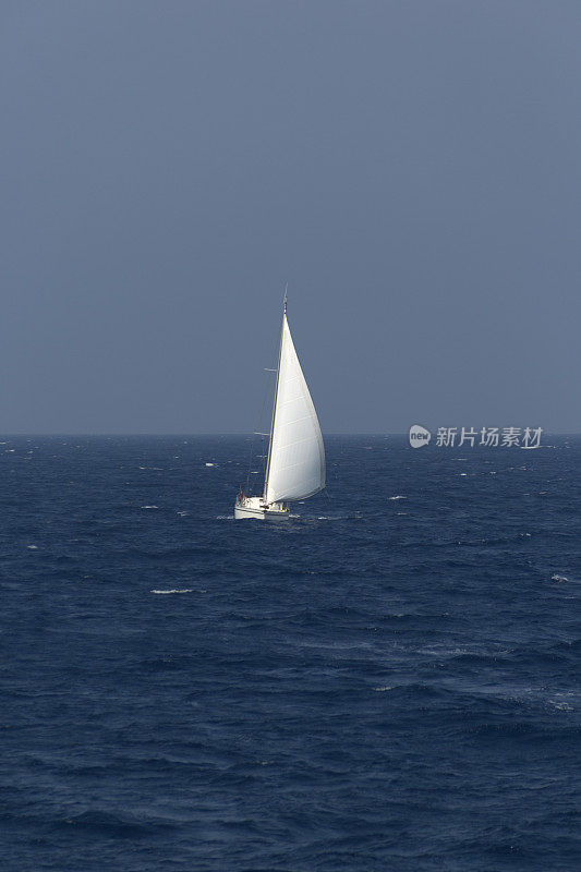 土耳其穆格拉爱琴海马尔马里斯湾的一艘帆船