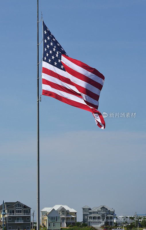 美国国旗飘扬在大洋城的海滨别墅上