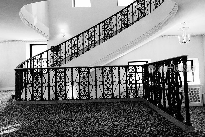 古代旅馆的楼梯,芝加哥。黑色和白色