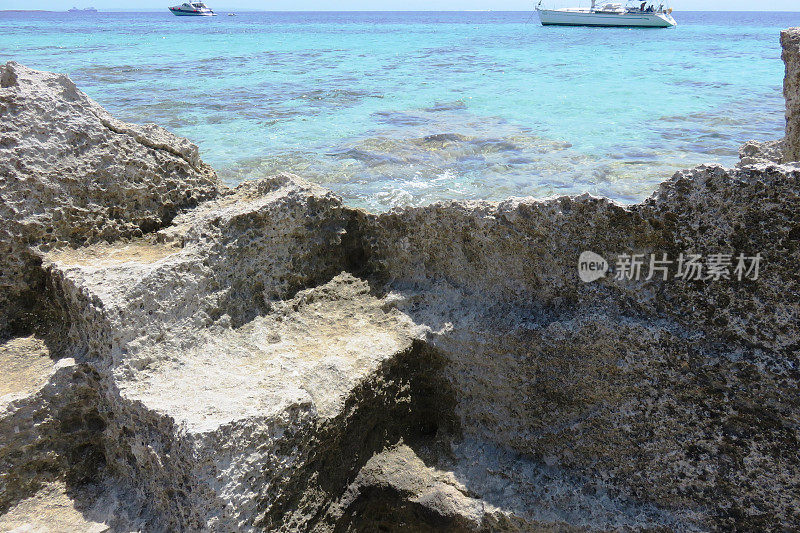 遥远的海滩，西班牙伊比沙岛