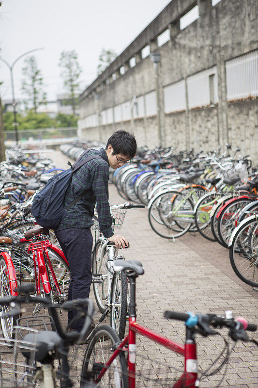 年轻的日本学生在日本京都停放自行车