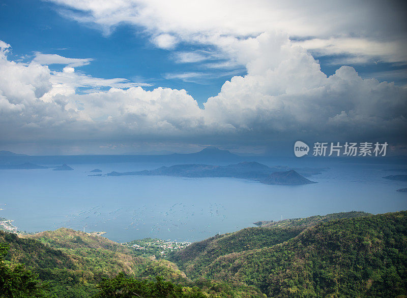 塔尔湖和火山岛上的滚滚云