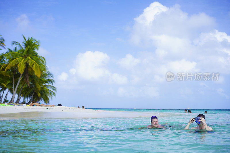 在圣布拉斯群岛的纳兰霍奇科岛，一名戴面具的女子和一名男子正在享受游泳带来的乐趣
