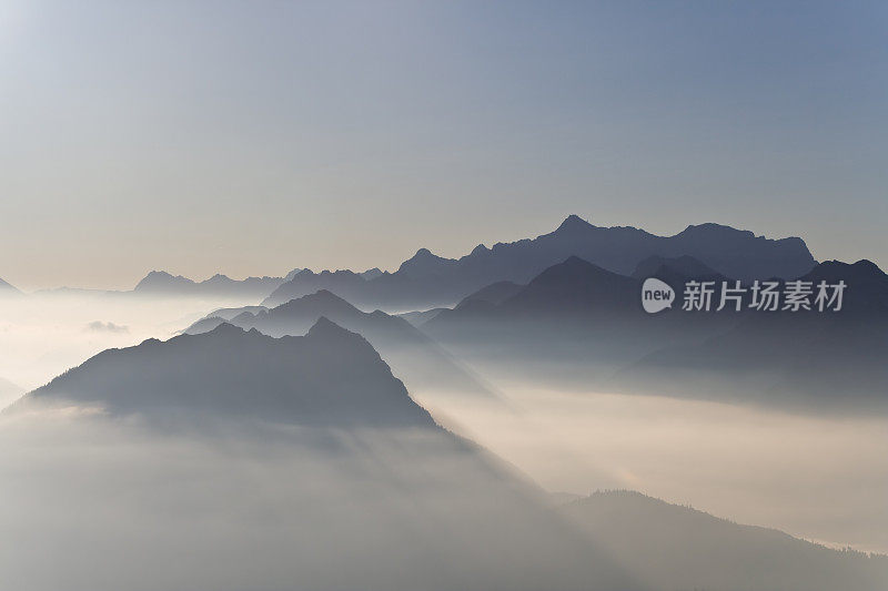 夕阳西下山峦倒影风景