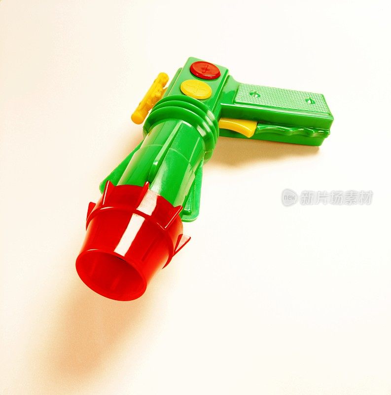 绿色和红色的玩具枪