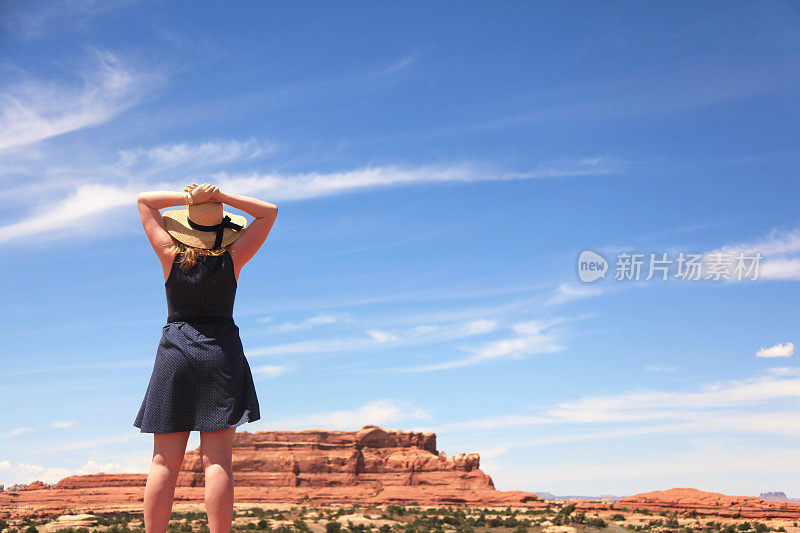 沙漠背景下的女性