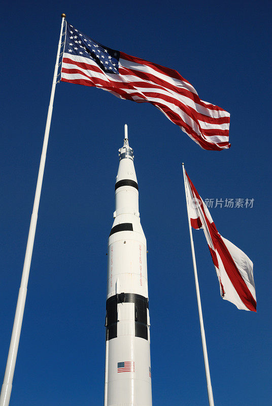 土星5号火箭和旗帜