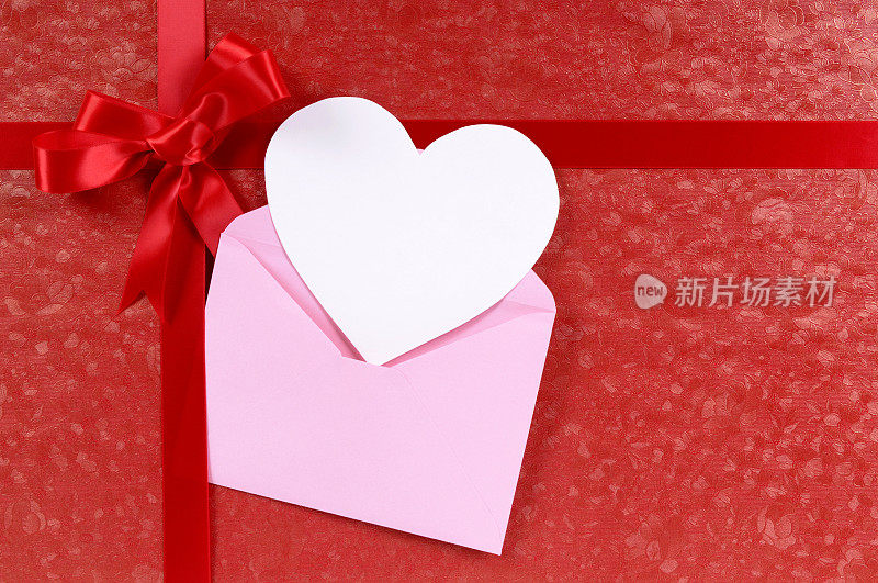 粉色信封和空白留言卡的情人节礼物