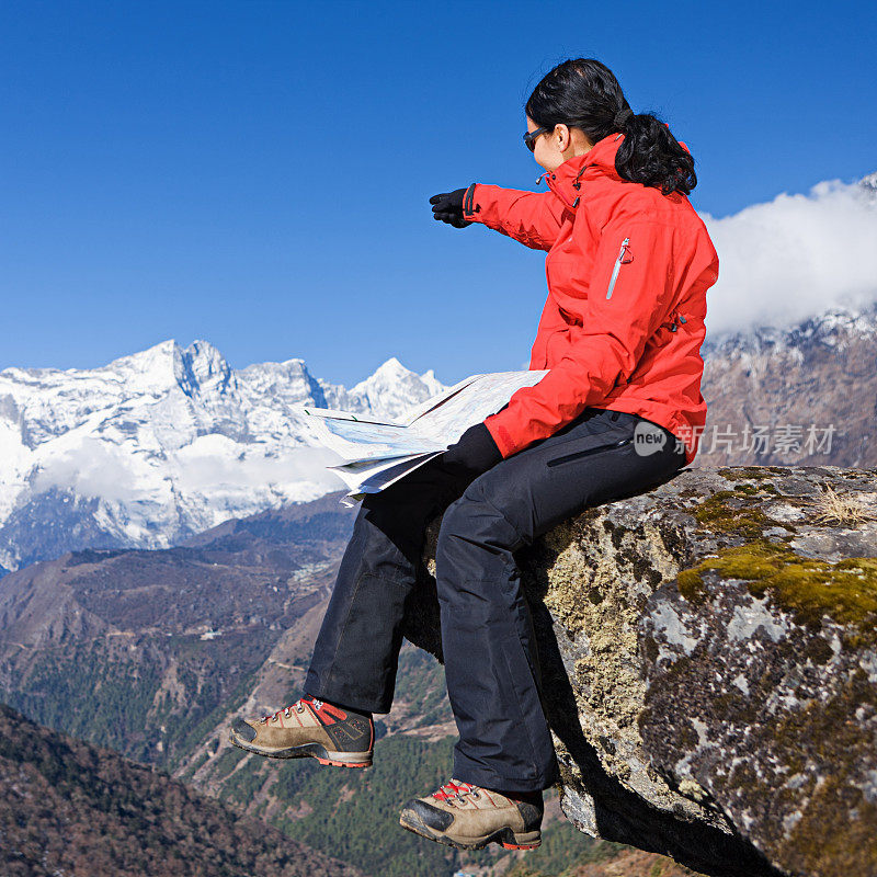 在尼泊尔喜马拉雅山徒步旅行的妇女