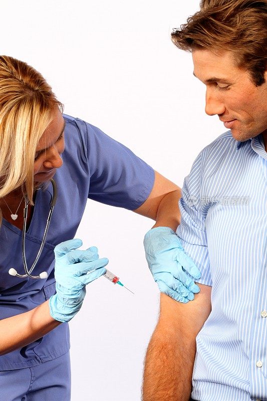 护士给男人打流感疫苗