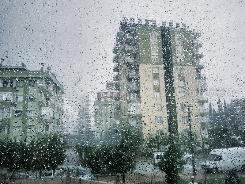 小雨打在窗口