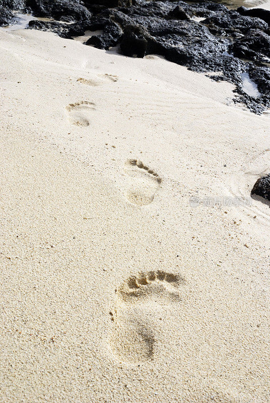 脚踩在前面的熔岩沙上