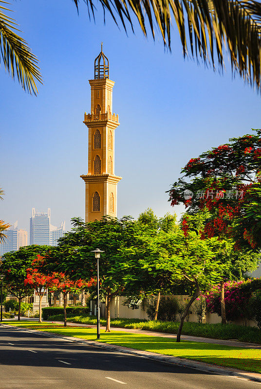 阿联酋迪拜——清晨阳光下清真寺的一个尖塔