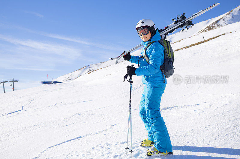 带着滑雪装备的小男孩