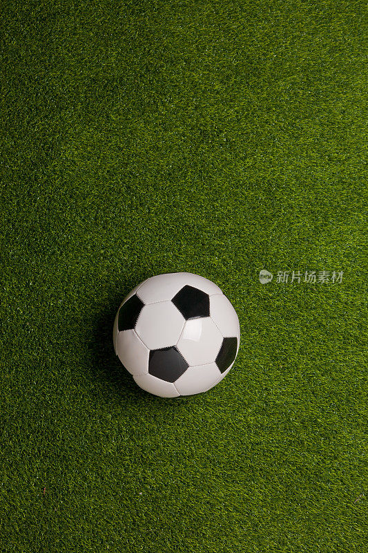 足球在绿色草地的背景