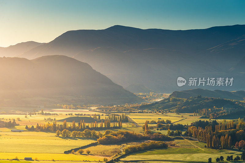 新西兰皇后镇壮观的山峰全景