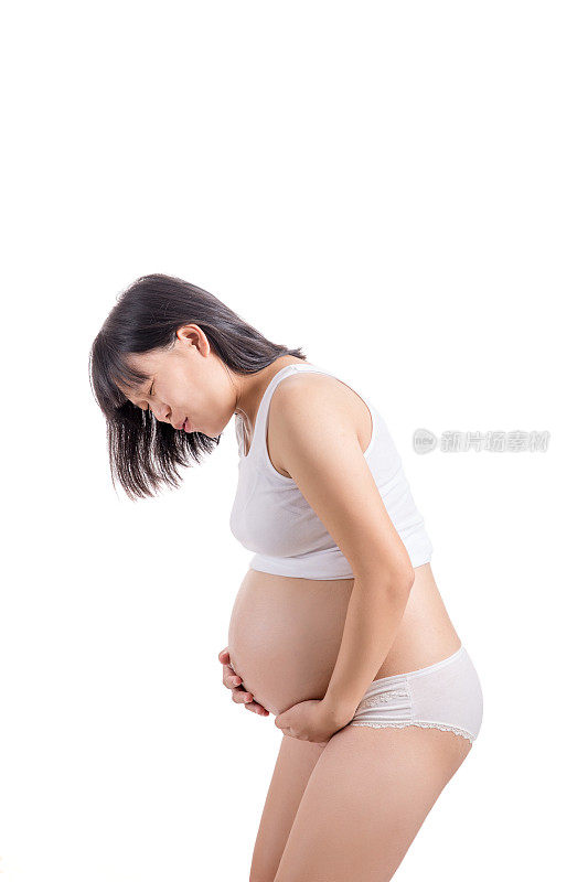 亚洲妇女怀孕，她怀孕9个月，她腹痛。