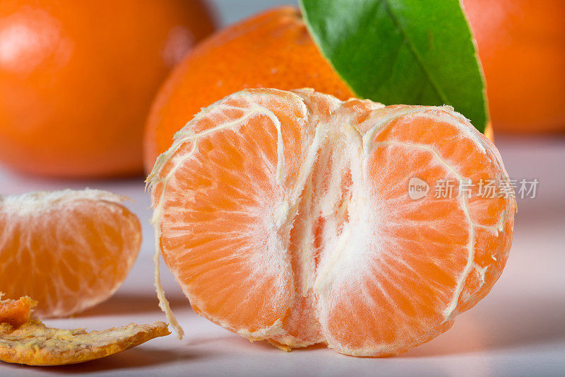 橘子去皮，切块