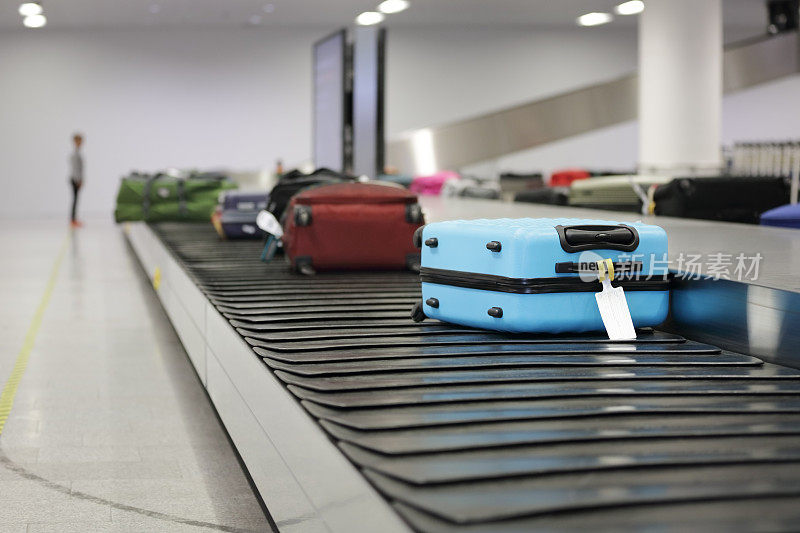 机场传送带上的手提箱或行李