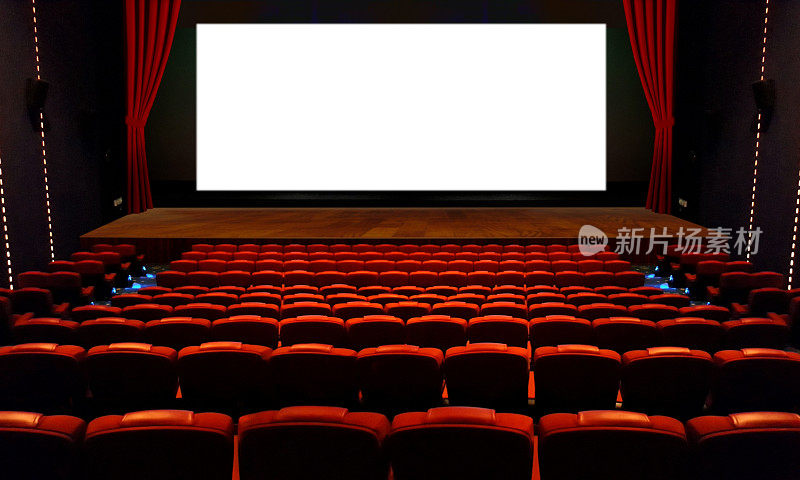剧场大厅设有红色座位和宽幅黑白屏幕