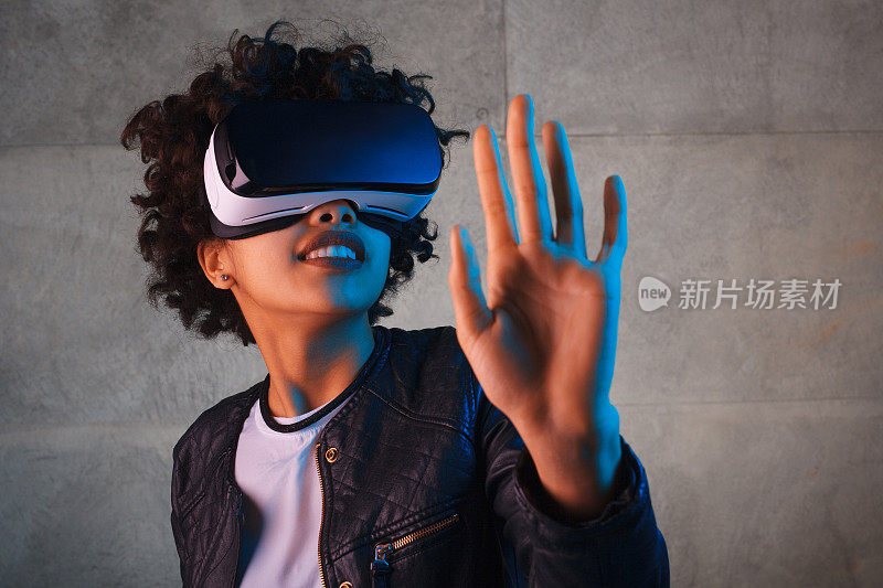 女人用虚拟现实设备触摸空气