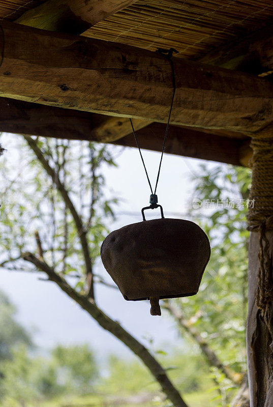在土耳其的伊斯坦布尔，铜制的牛铃被悬挂作为装饰风铃
