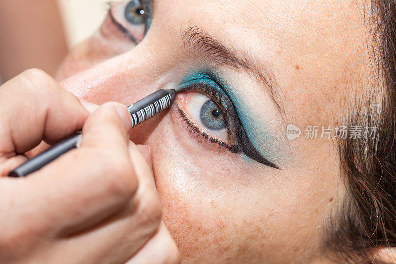 化妆师勾勒白种女人的眼睛