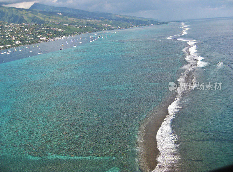 从飞机上俯瞰塔希提岛的海景