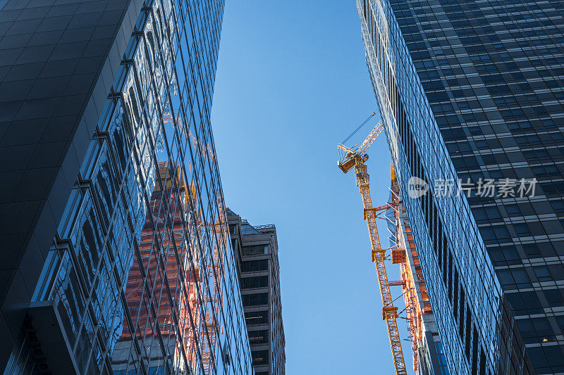 用起重机建造摩天大楼