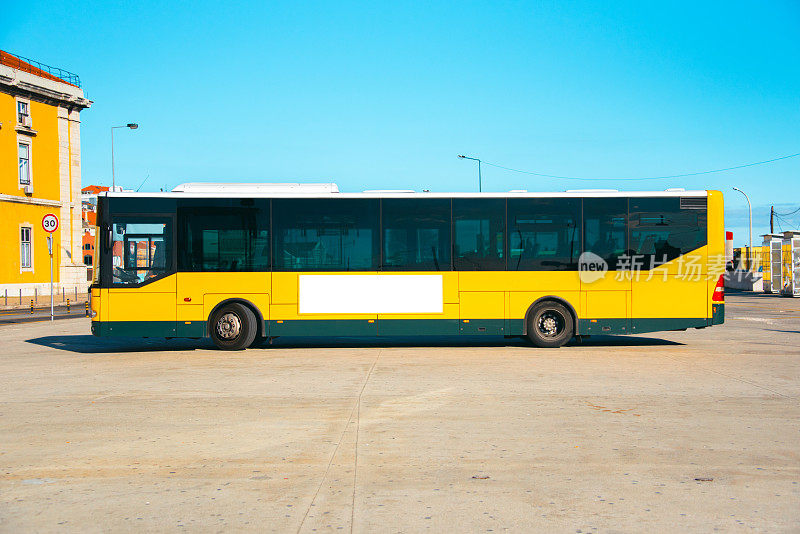 有空白广告牌的城市巴士