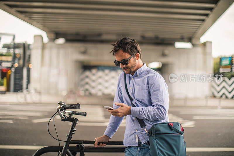 一个男人在街上用手机