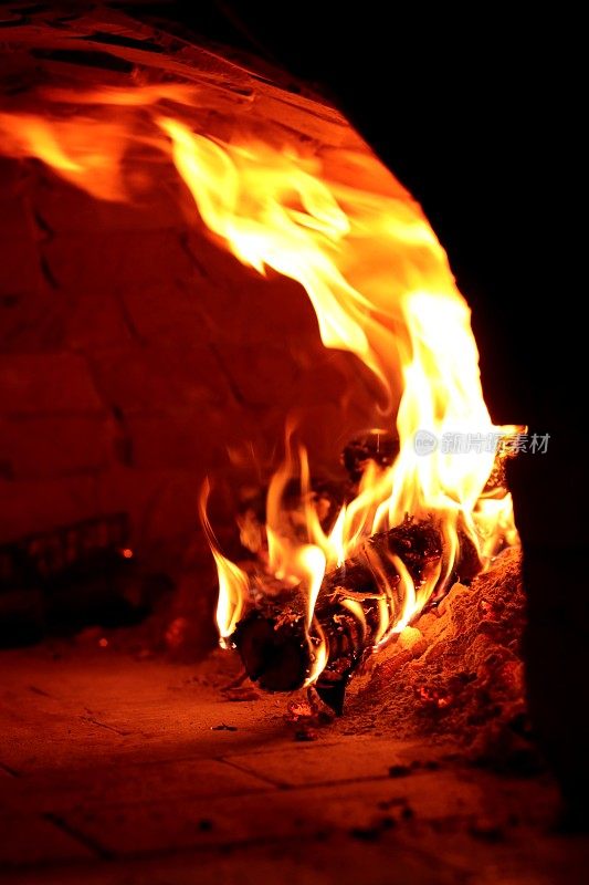 传统的砖烤炉用于烘烤披萨