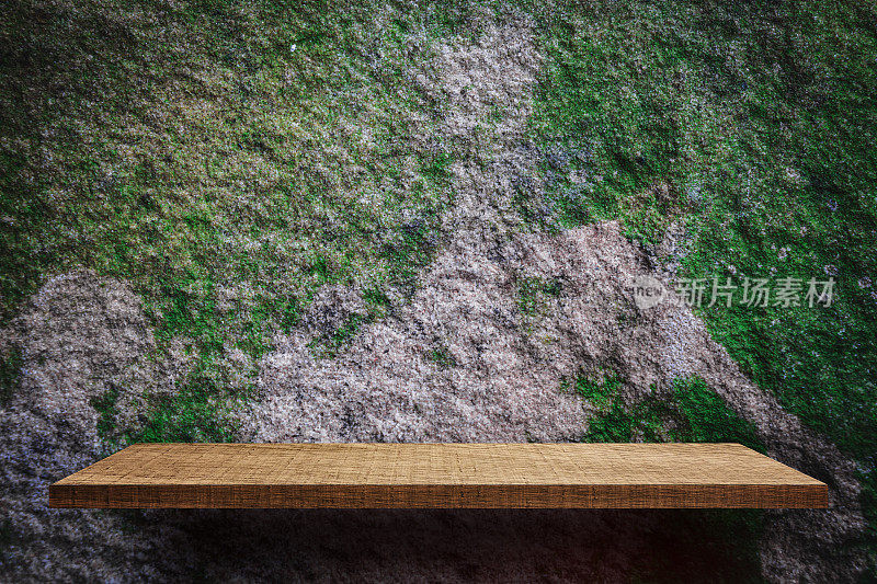空木架与脏苔藓水泥表面