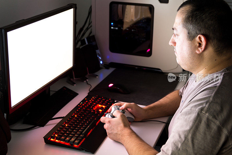 用手柄、键盘、鼠标在定制的桌面上玩电脑游戏。
