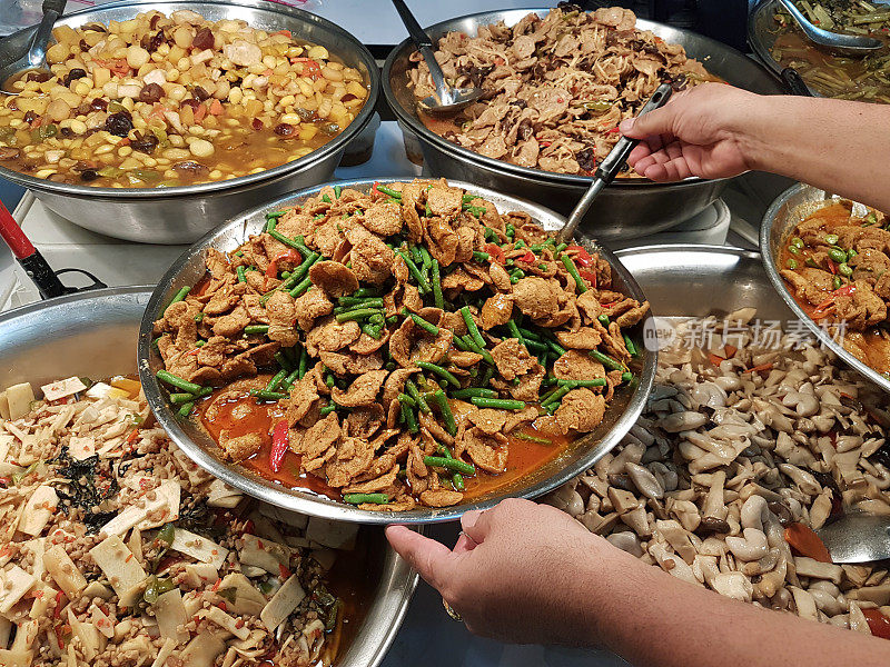 泰国市场正在出售为泰国素食节准备的泰国素食食品。