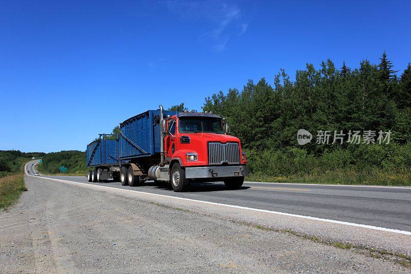 公路上拖垃圾的半挂车