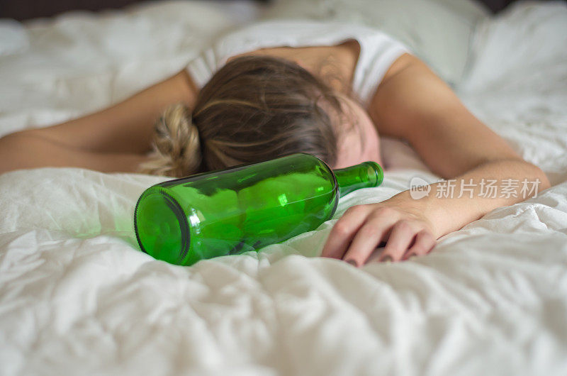 金发女人喝酒后晕倒在床上